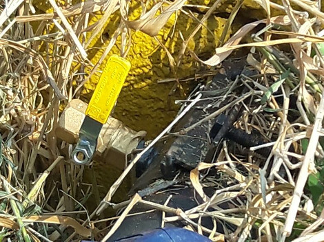 Elementos de Protección Civil encontraron una nueva toma clandestina, en la colonia Milpillas en Cuernavaca, con una llave y algunos tambos de plástic