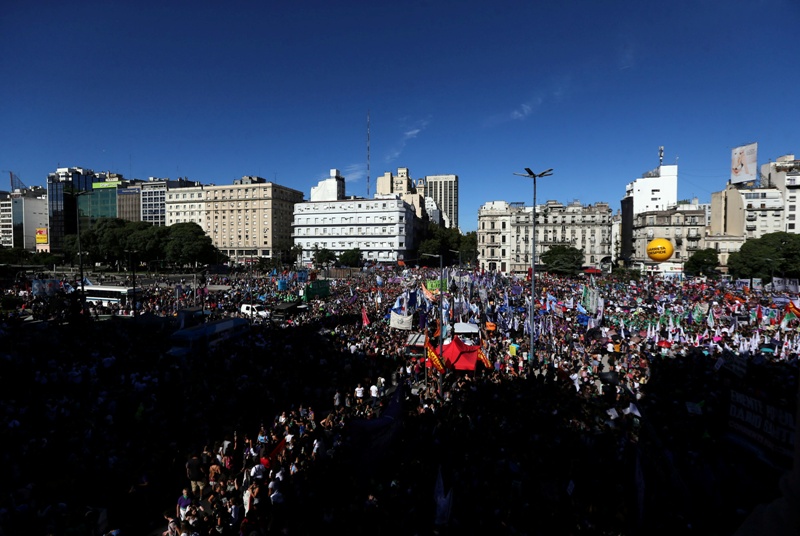 Miles de argentinos reclamaron igualdad de derechos, legalización del aborto y medidas contra los feminicidios.