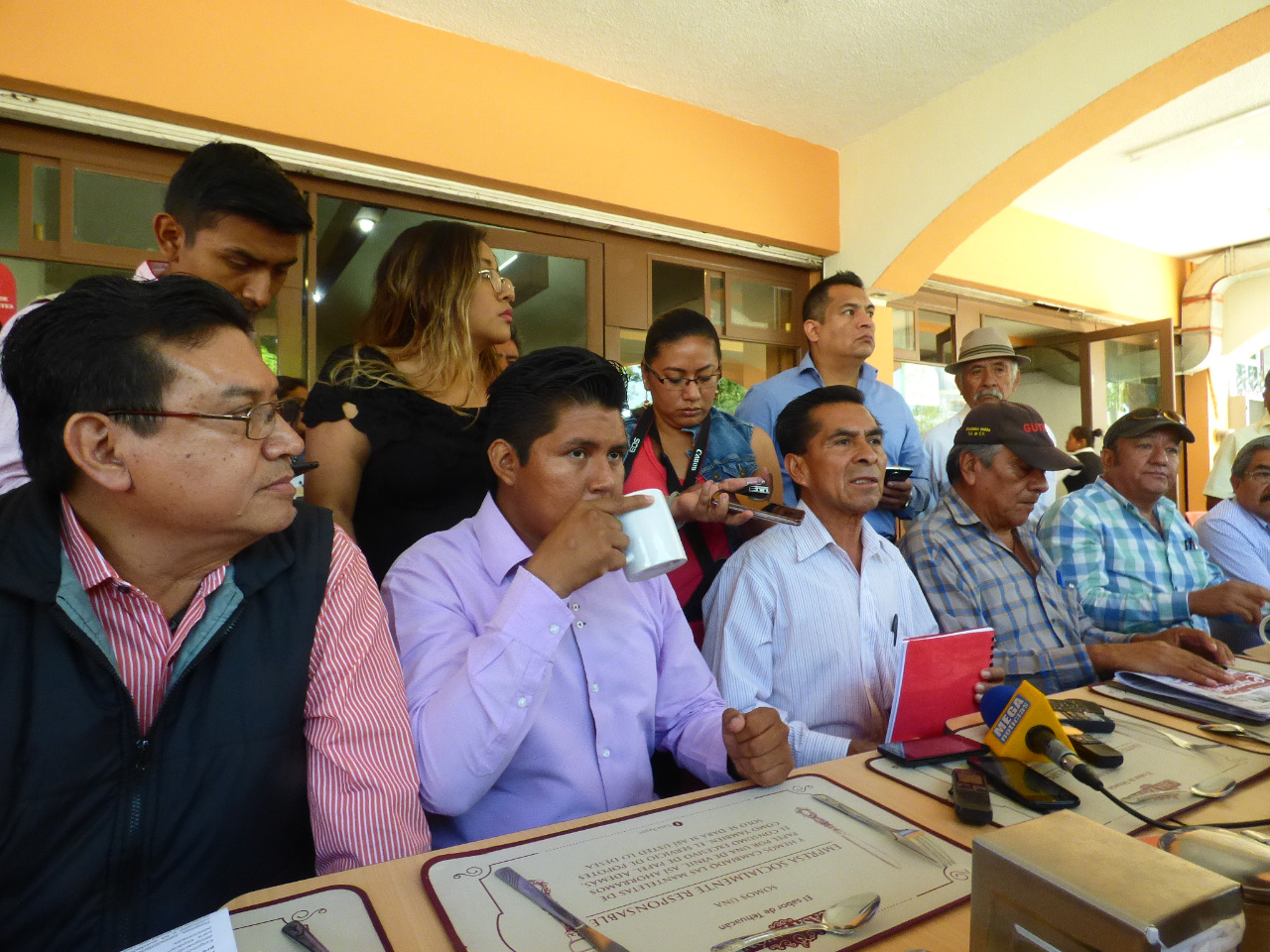 Militantes de Morena en Tehuacán y la región, se inconformaron ante la imposición de candidatos a las alcaldías y a diputados locales.