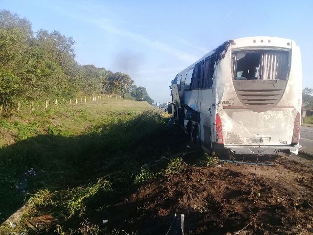 Autobús sufre volcadura.
