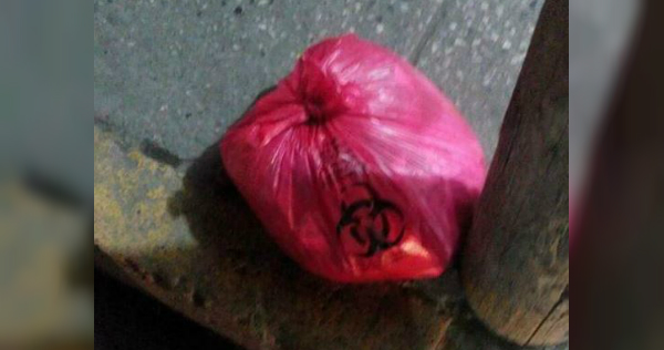 Basura clínica desechada en vía pública. 