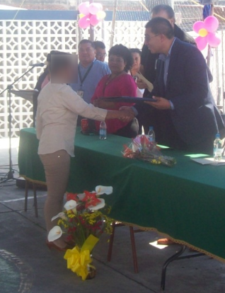 El Director General de Ceresos, Ignacio Molina González, hizo entrega del título profesional a nivel licenciatura a una interna en San Miguel.