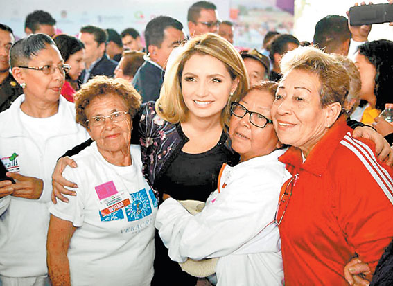 La esposa del Presidente llama a trabajar en pro de la familia. 
