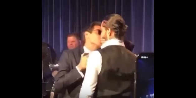 Marc Anthony le 'robó' un beso a Maluma en la boca anoche.