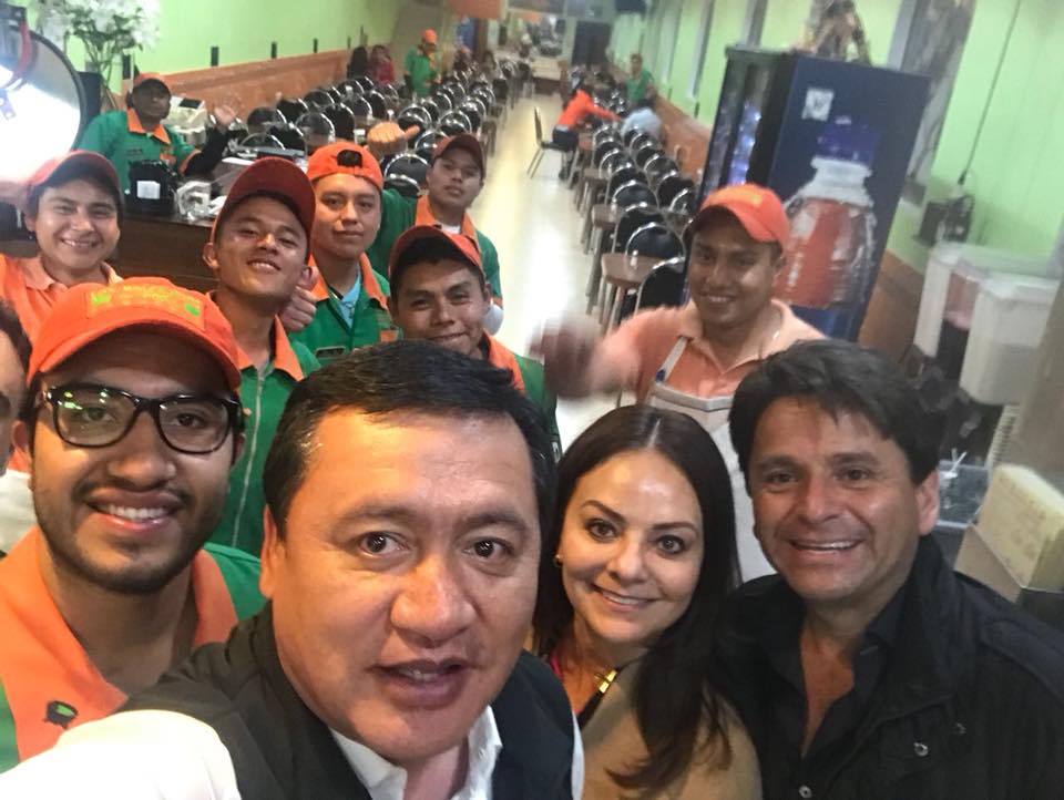 Osorio Chong después de echarse unos tacos en Los Molcajetes 