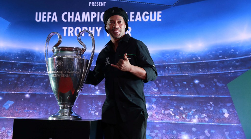 Ronaldinho con el trofeo de la Champions League 