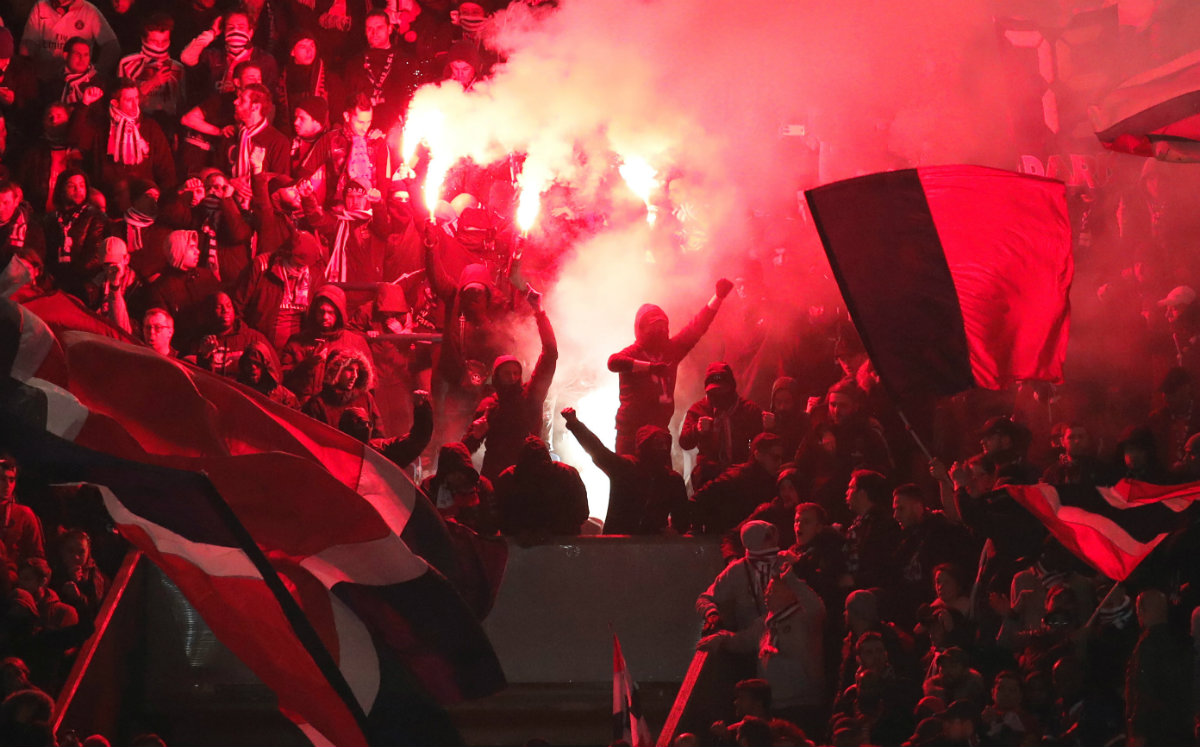 Ultras del PSG encendieron bengalas en el duelo de Champions League ante el Real Madrid