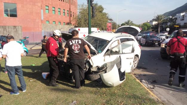 Al lugar arribaron paramédicos de la Cruz Roja, quienes trasladaron a las víctimas a un hospital de la zona.