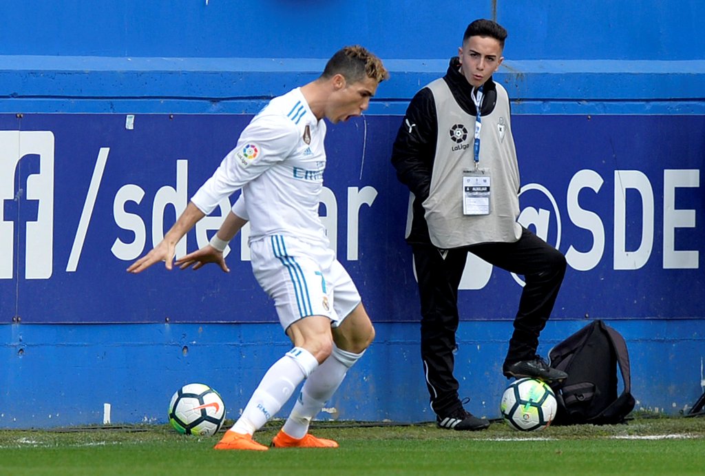 Cristiano Ronaldo celebra en la cancha del Eibar