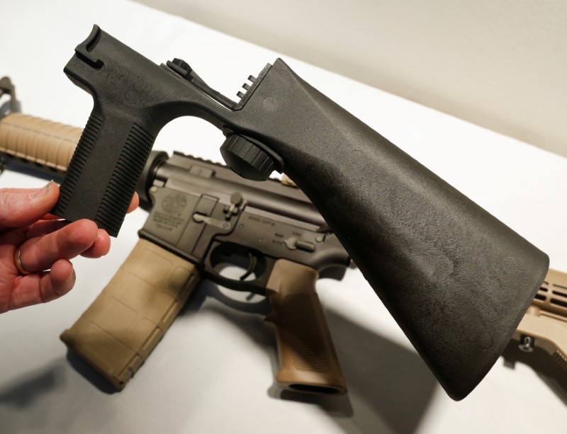 Un disparador automático o "bump stock" se fija a un rifle semiautomático para aumentar la velocidad de disparo.