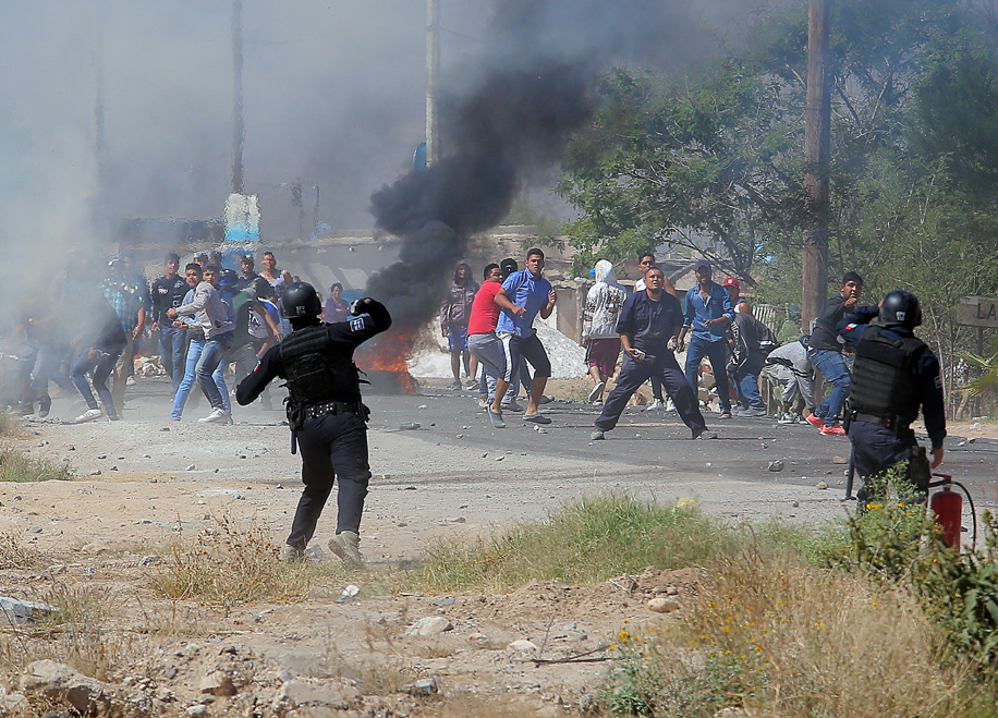 El enfrentamiento entre policías y civiles se llevó a cabo la mañana de este viernes.