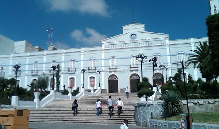 Fachada de la Universidad Autónoma del Estado de Hidalgo.