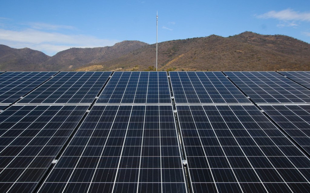 Más de 900 mil paneles solares cubrirán una superficie de mil 160 héctareas en el municipio de Tepeyahualco.