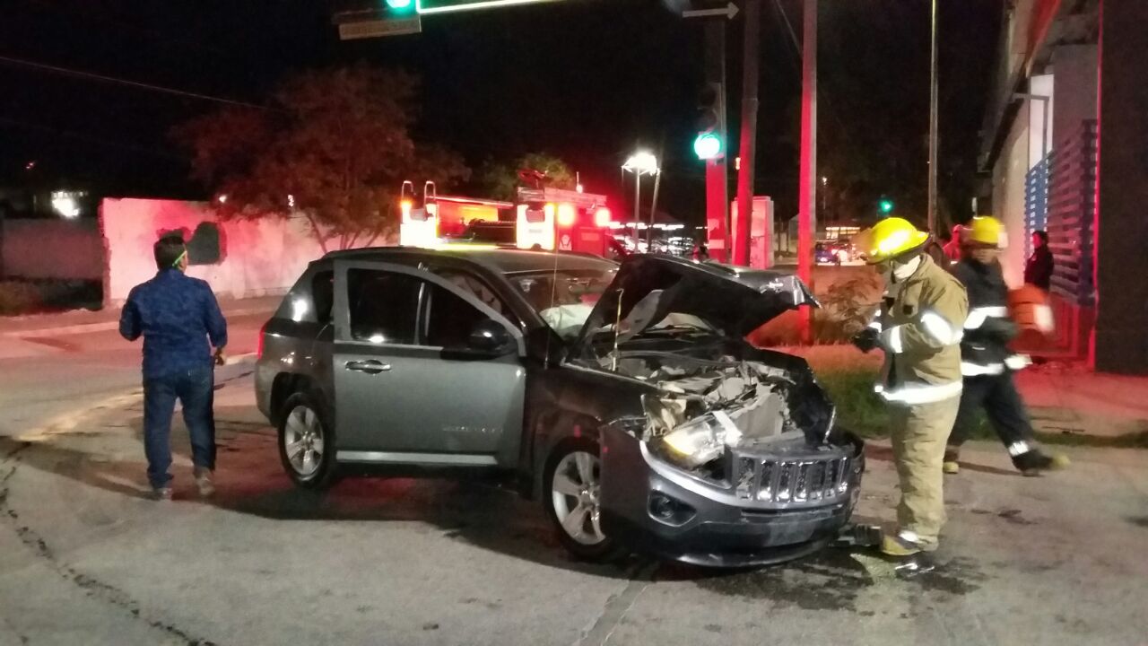 El conductor responsable huyó del lugar pero fue detenido cuadras después por Fuerza Coahuila.