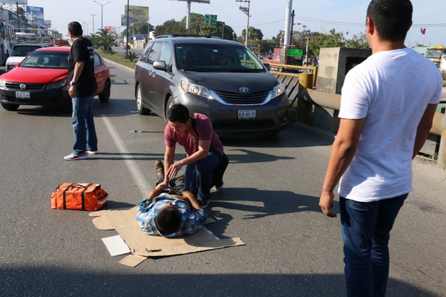 El atropellado es atendido en el lugar del percance.