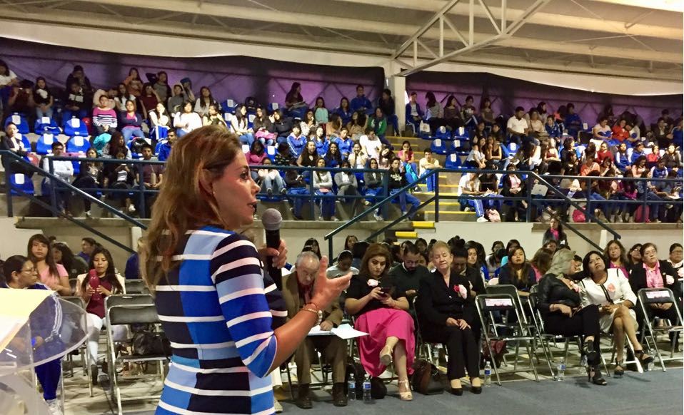 La Fiscal de Asuntos Jurídicos y Derechos Humanos, María Eugenia Calderón Oliman, presentó la conferencia magistral “Acceso a las mujeres a una vida l