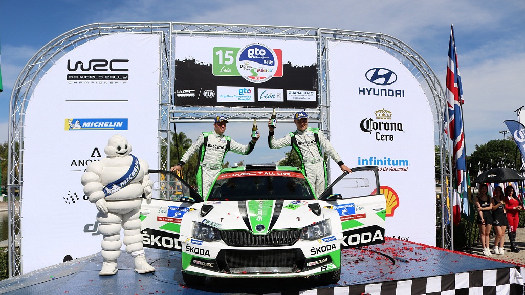 Ganadores del equipo de Skoda en el Rally México en su 15 edición, durante la ceremonia de premiación. 