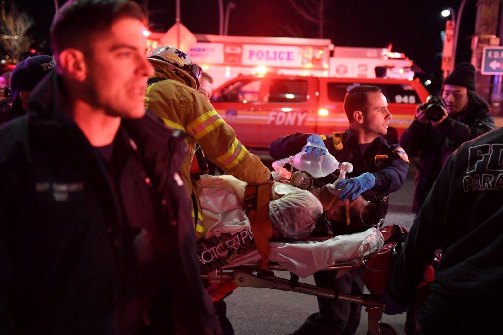 La Guardia Costera de Estados Unidos dijo que seis personas viajaban en el helicóptero. 