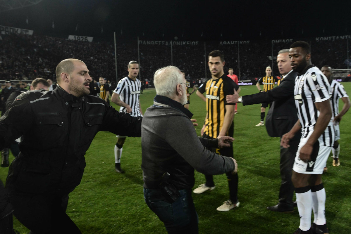 Ivan Savvidis, presidente del PAOK, ingresó a la cancha con una pistola