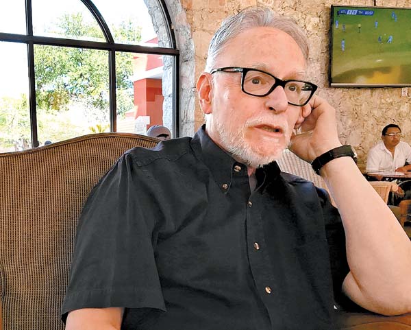 “La lengua está muy viva, pero en los barrios, en los cafés y en los textos de algunos los periodistas”.