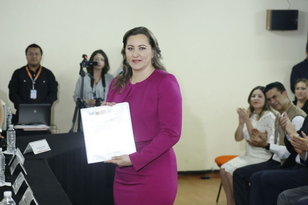 Martha Erika se registra ante el IEE como candidata a la gubernatura.
