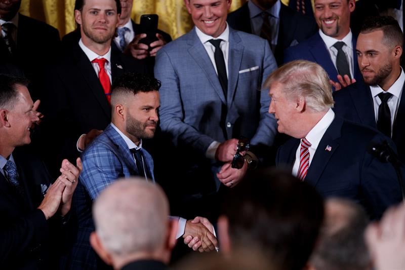 El segunda base José Altuve y Donald Trump, presidente de los Estados Unidos