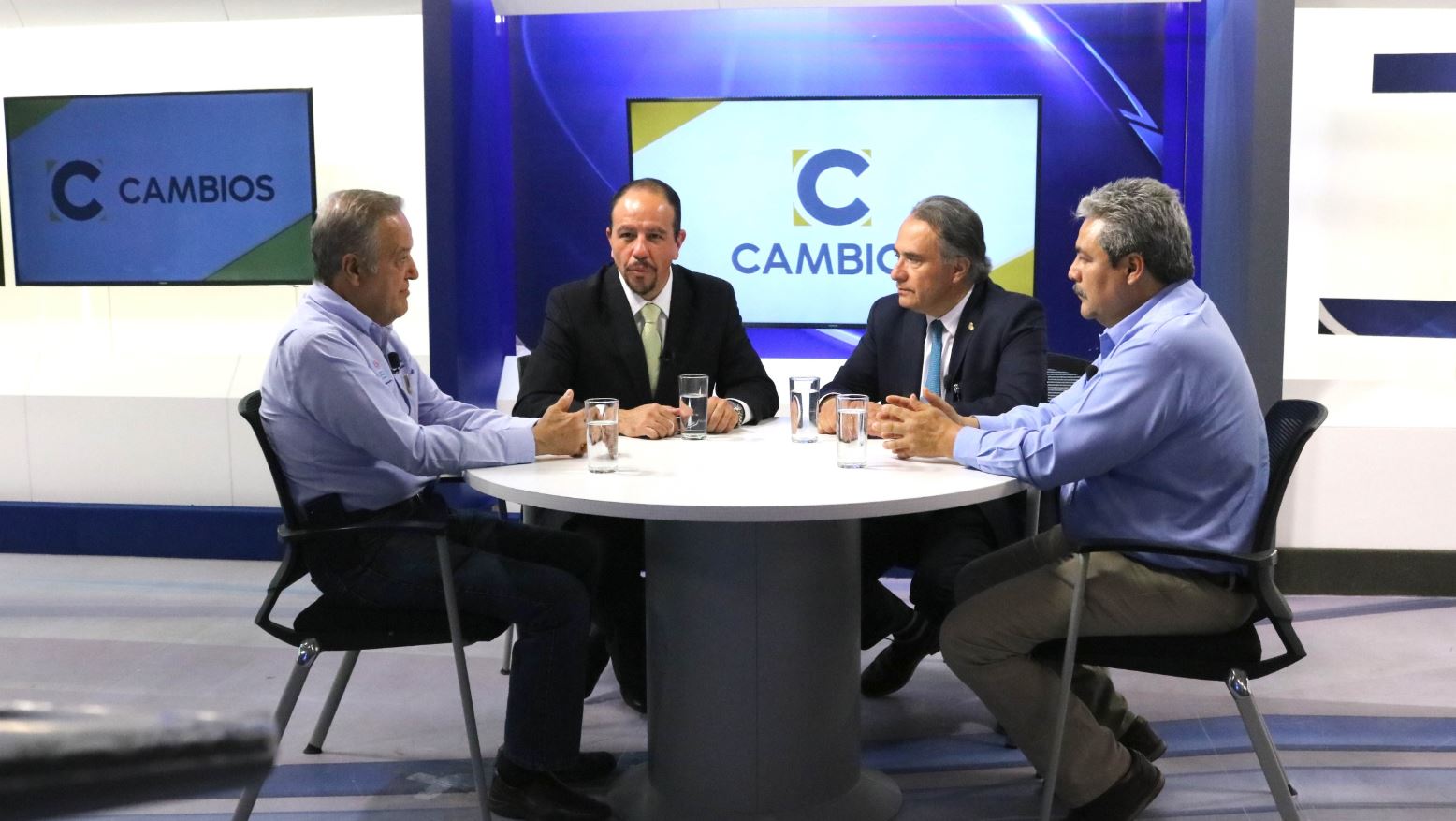José Arturo Durán, Miguel Ángel Puértolas, Guillermo Romero Pacheco y José Gerardo Morales en el programa Cambios de Multimedios.