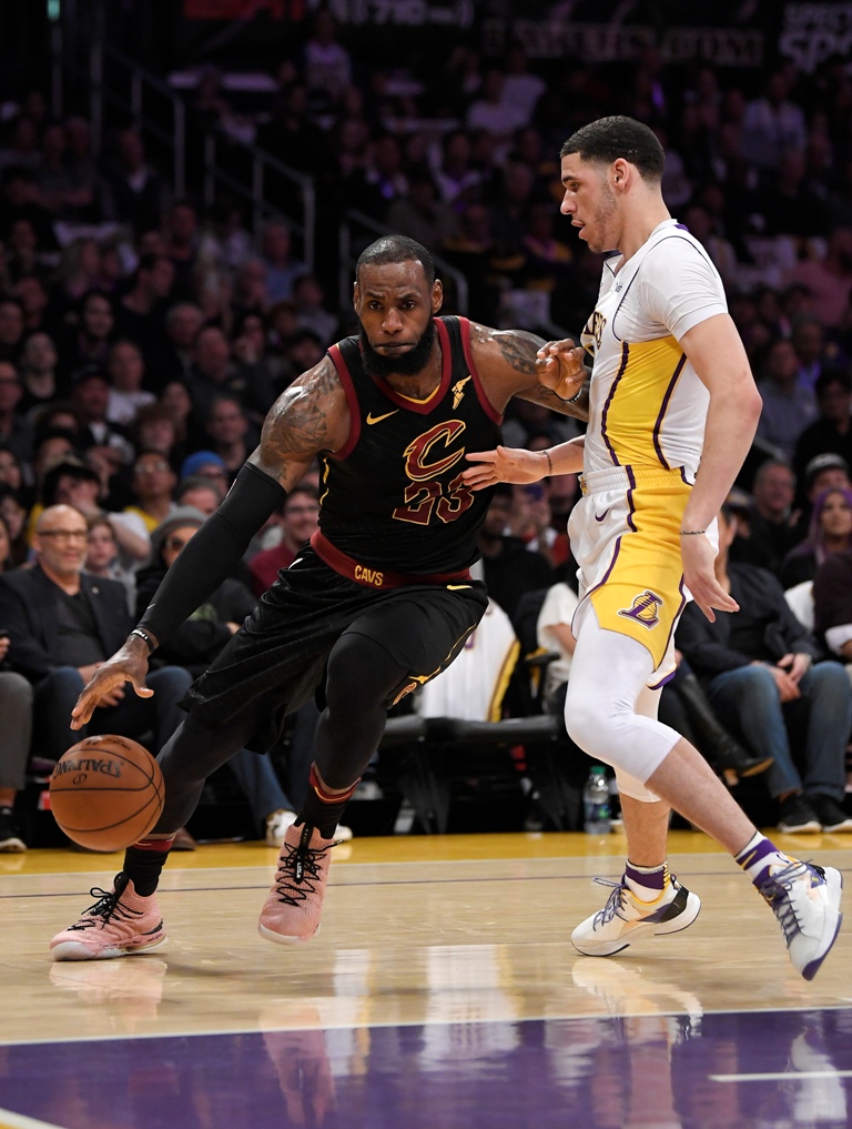 LeBron James en el duelo ante los Lakers 