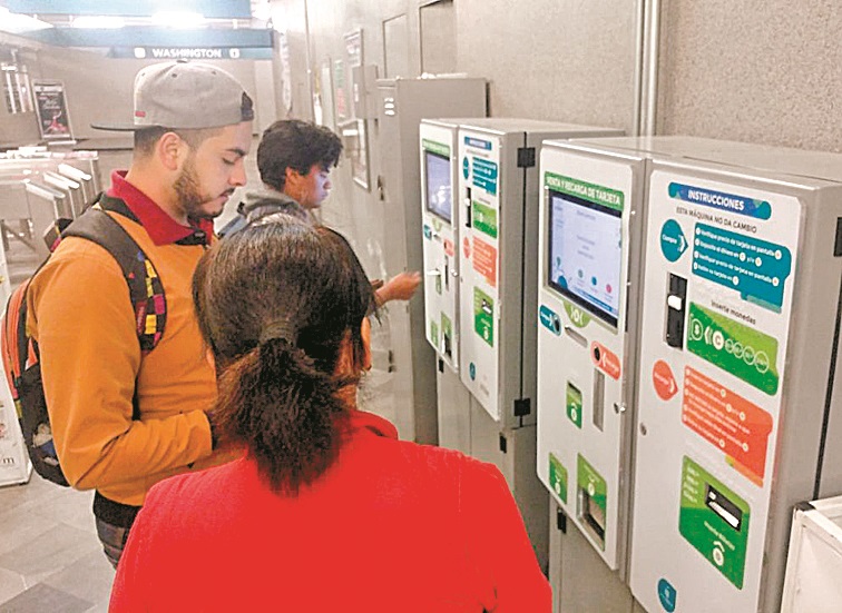 Muchos usuario no saben utilizar las máquinas para realizar el pago