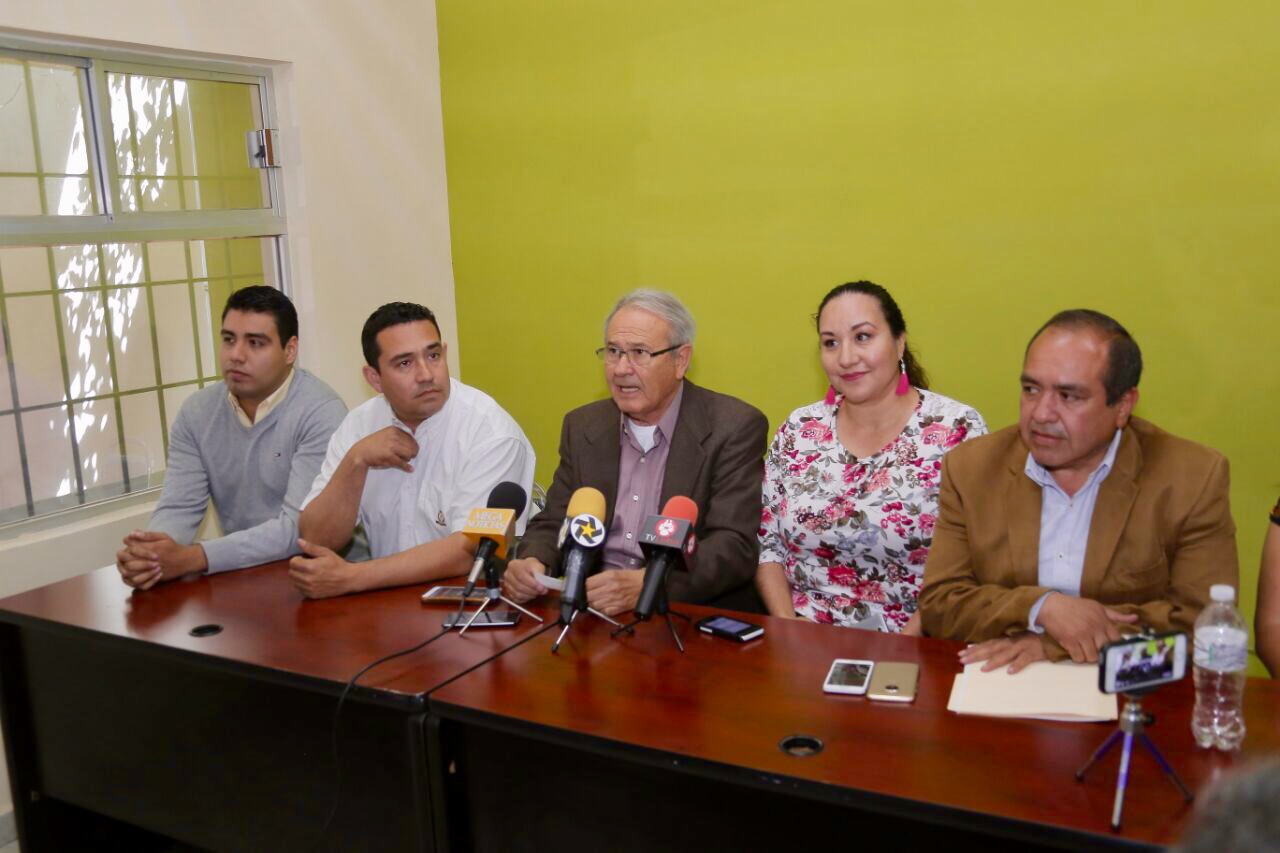 Priístas de Gómez Palacio pidieron que así como renunciaron al partido Otniel García y Marina Vitela, también a su cargo.