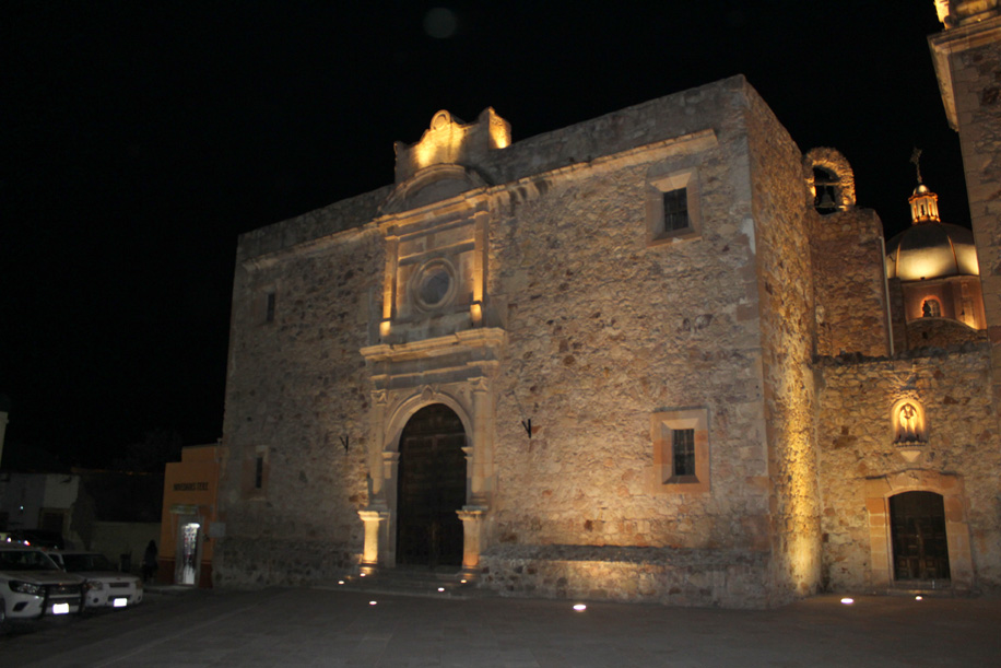El templo de San Francisco de Asís fue iluminado con una inversión de 640 mil pesos, donde Peñoles donó el 50% de los recursos.