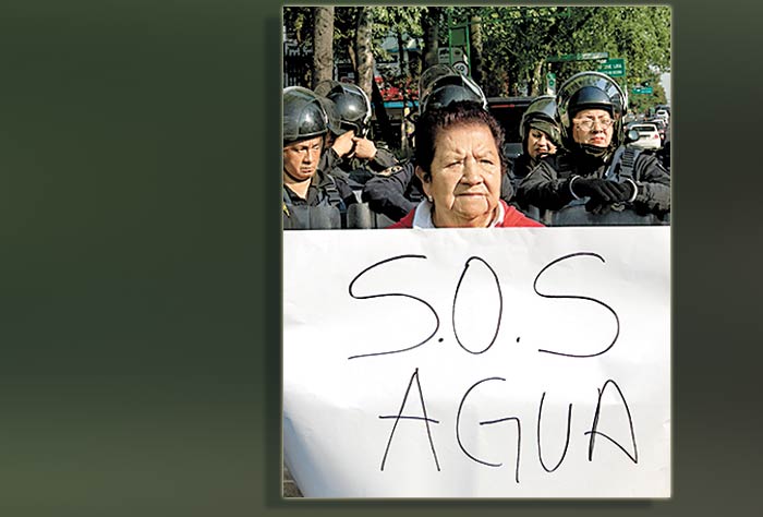 Vecina solicita abasto de agua.