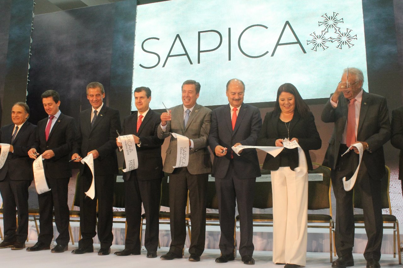 En el corte de listón de edición 78 en SAPICA. 