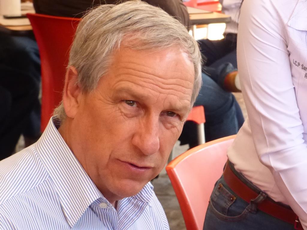 Enrique Cárdenas, aspirante a la gubernatura de Puebla por la vía independiente, durante su visita por la ciudad de Tehuacán