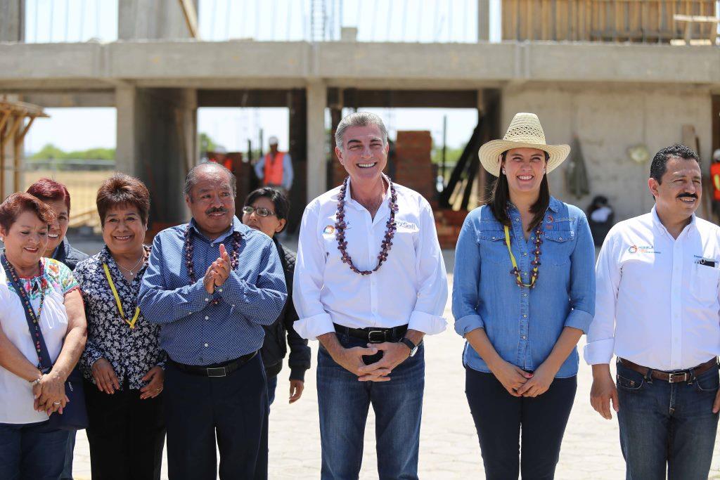 El gobernador de Puebla, Antonio Gali, realizó una gira de trabajo por Ixcaquixtla, donde entregó diversos apoyos a la comunidad.