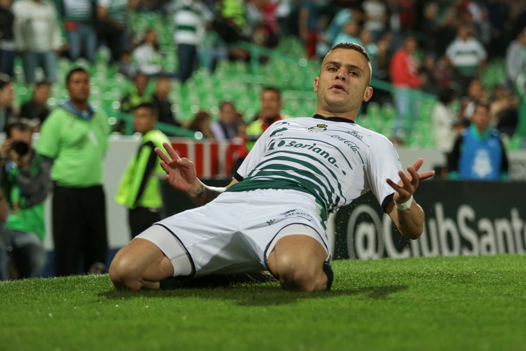 Jonathan Rodriguez en festejo de gol 