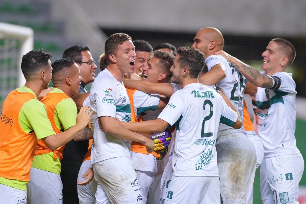 Jugadores de Zacatepec en festejo de gol 