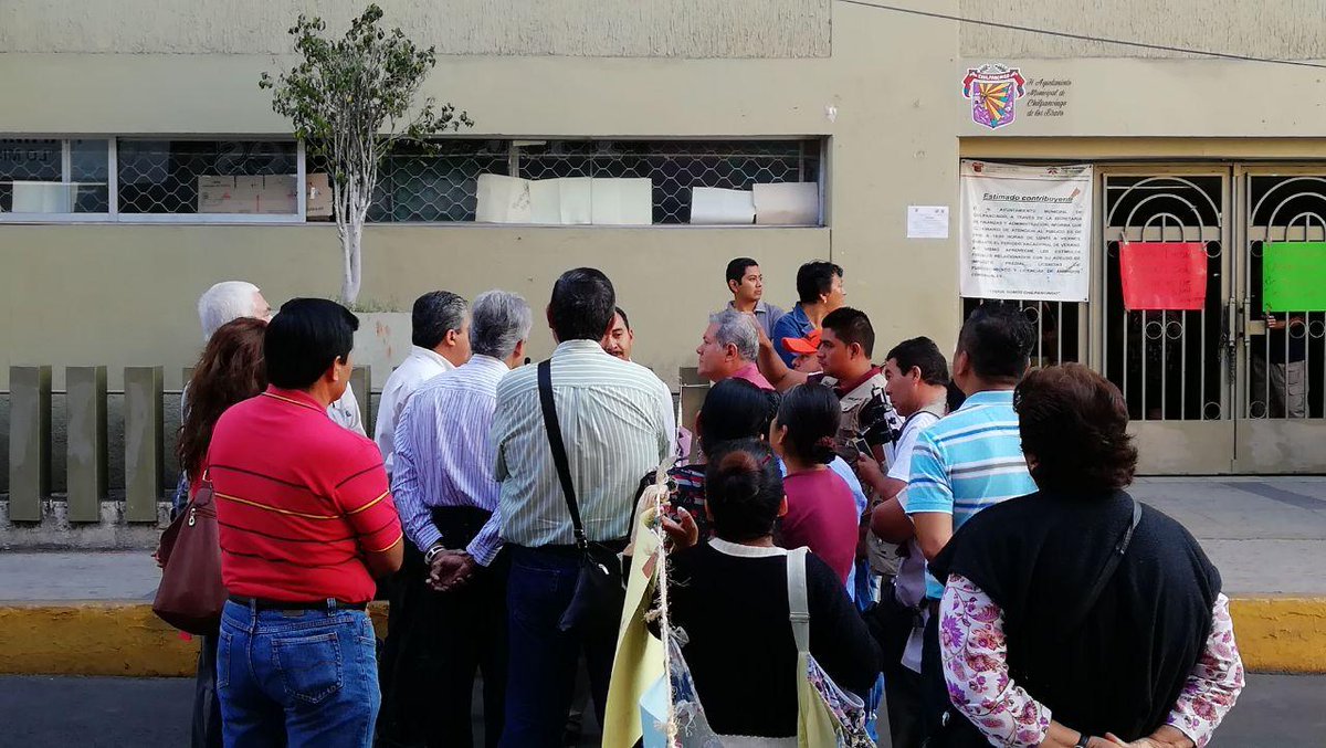 Los manifestantes no permitieron que los trabajadores ingresaran al inmbueble.