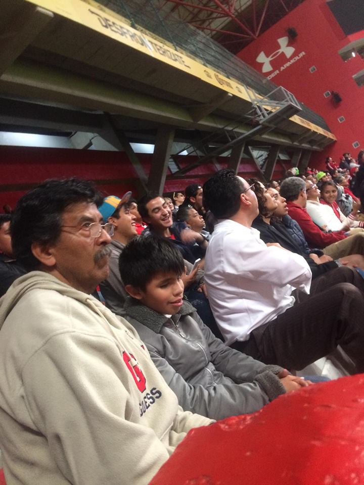 Niño con discapacidad visual presente en el partido entre Toluca y Tijuana de la Liga MX Femenil