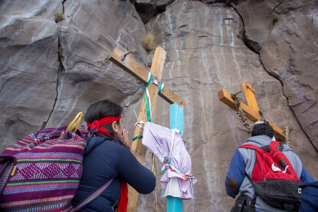 "El ombligo", lugar sagrado en el Volcán Popocatépetl, está adornado con cruces, vestimentas y flores.