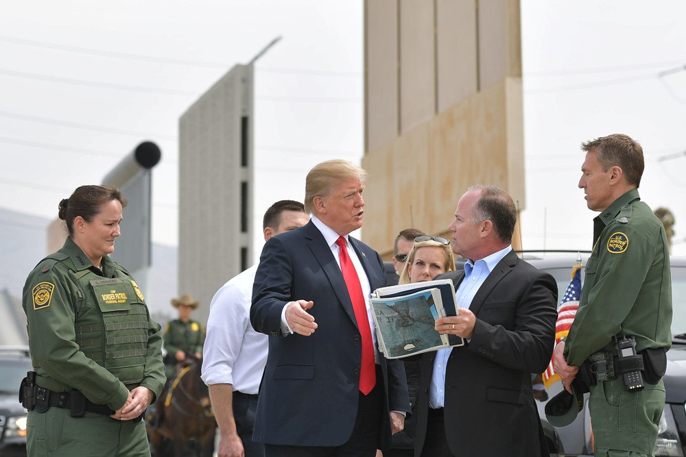 El presidente de Estados Unidos, Donald Trump, revisa los prototipos del muro en la frontera con México.