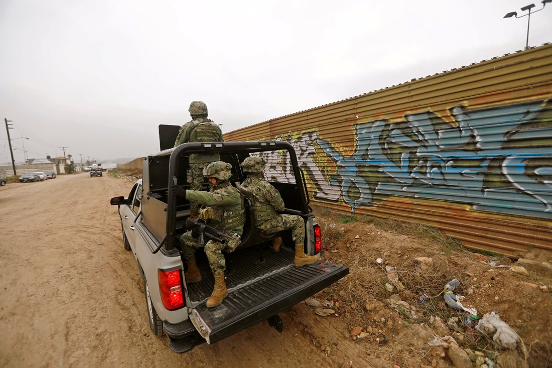 Soldados mexicanos hace un rondín junto a la valla fronteriza en Tijuana.