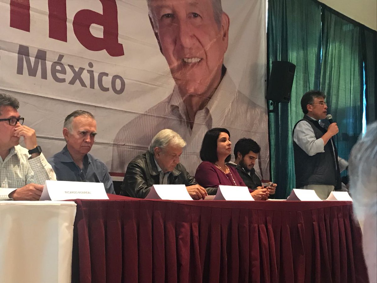 AMLO en reunión privada con militantes de Morena. 