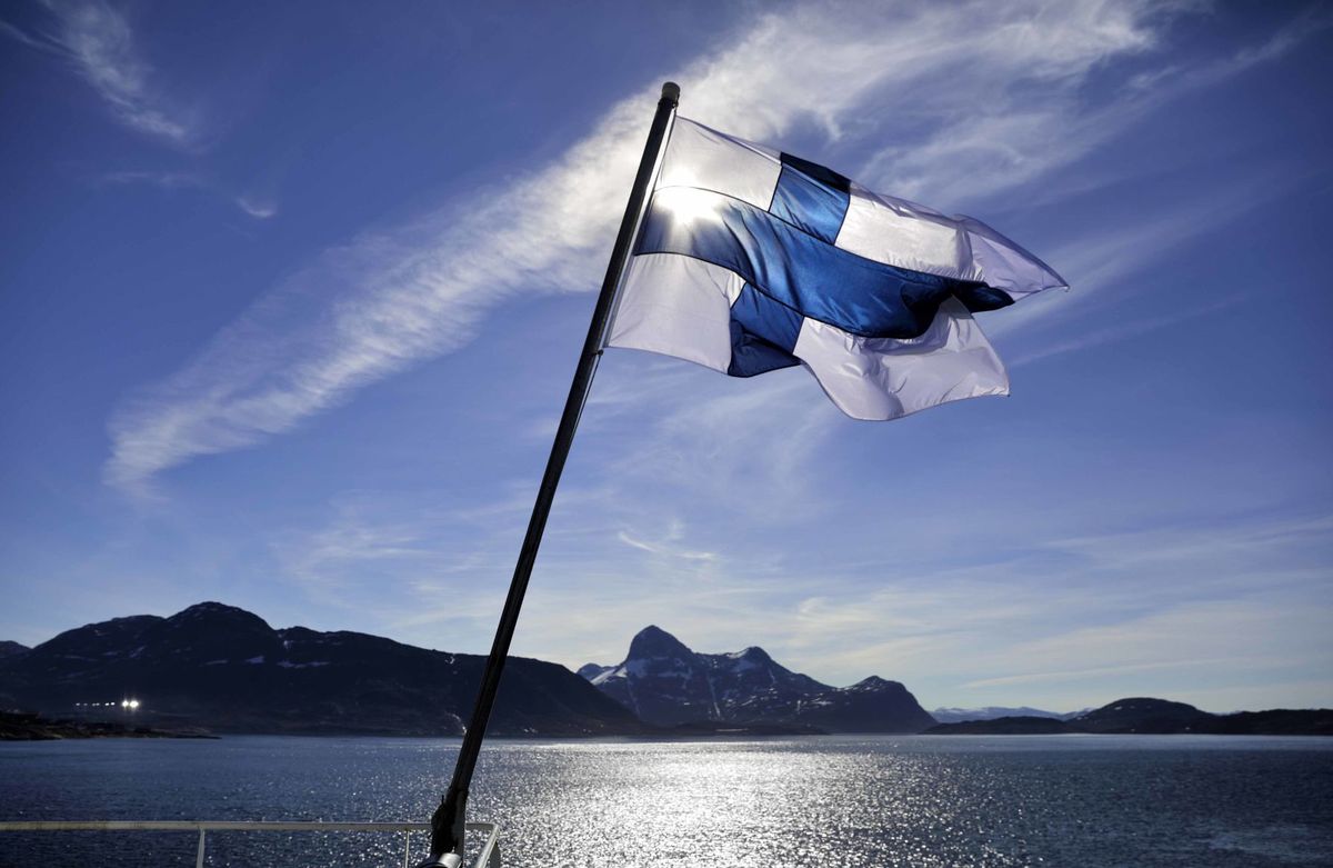 Una bandera de Finlandia ondea a bordo del rompehielos finlandés MSV Nordica a su llegada a Nuuk, Groenlandia.