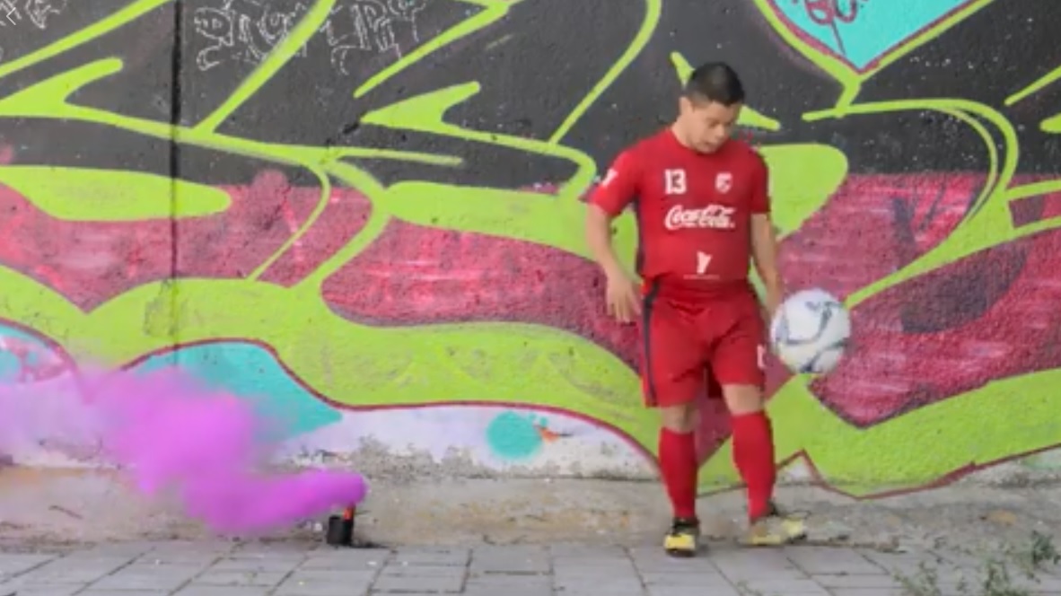 Brian Javier Gutiérrez Segura dominando el balón 