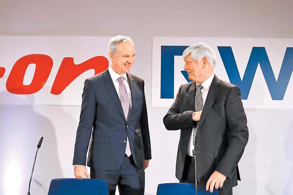 Los directivos Johannes Teyssen y Rolf Martin Schmitz.