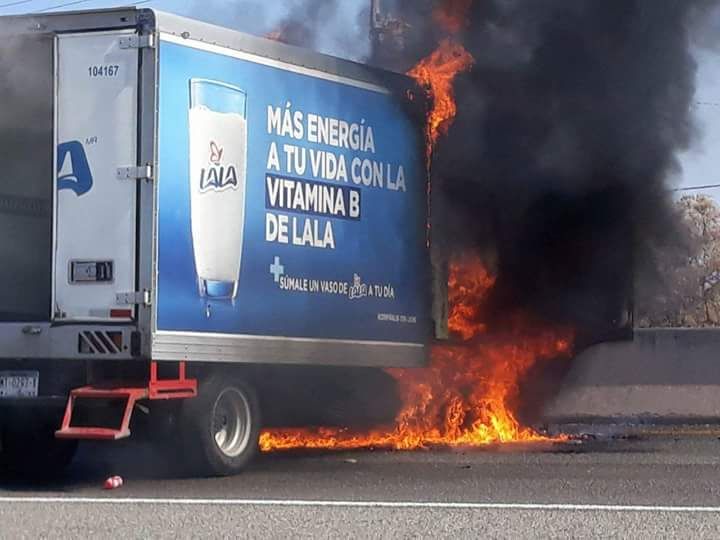 El camión fue atravesado en la vía. 