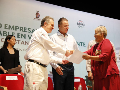 El gobernador de Sinaloa, Quirino Ordaz y el titular de Energía, Pedro Joaquín Coldwell  entregaron financiamiento para adquirir o renovar equipos ele
