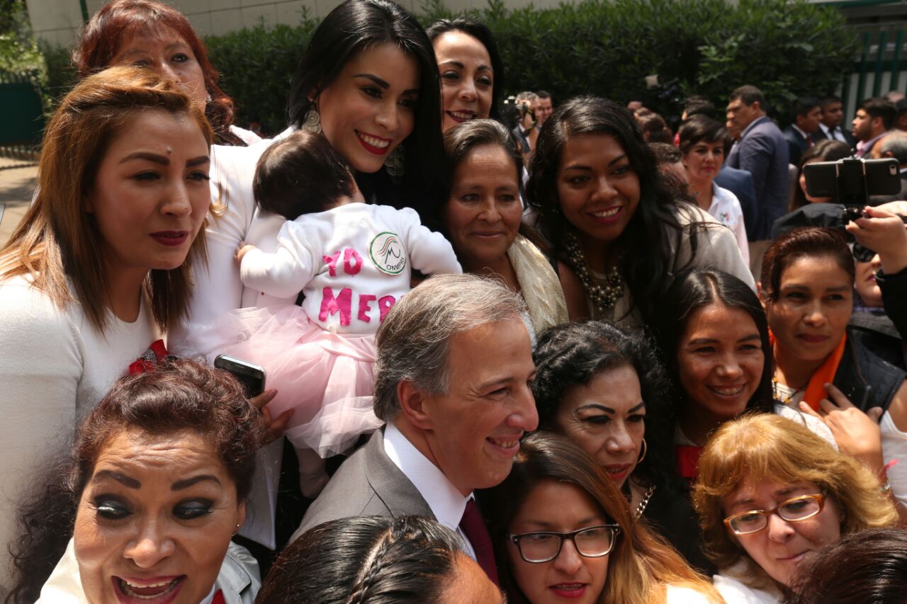 José Antonio Meade se reunió con mujeres priistas en la capital. 