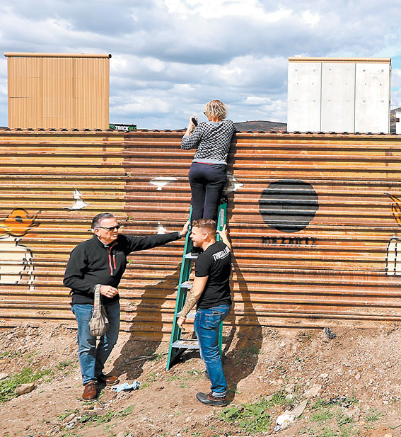 Los turistas pueden observar desde el lado mexicano los ocho prototipos. 
